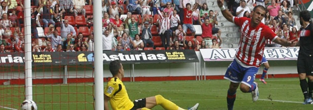 Un jugador del Sporting celebra el gol que acaba de anotar