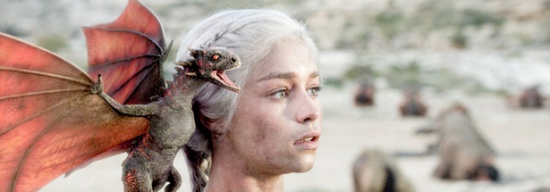 Daenerys Targaryen sostiene un pequeño dragón