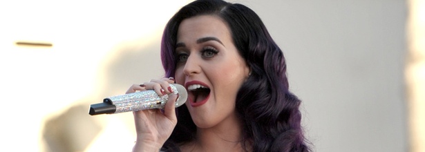 Katy Perry cantando en el estreno de su película