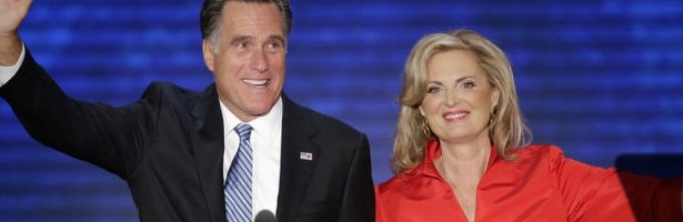 Mitt Romney y su mujer saludan en el Congreso del Partido Republicano