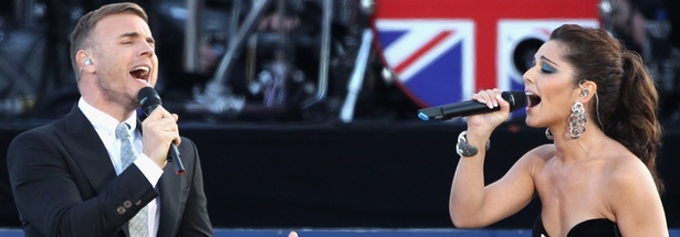 Cheryl Cole y Gary Barlow en el concierto por la Reina