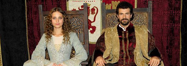Isabel (Michelle Jenner) y Fernando el Católico (Rodolfo Sancho) en la serie 'Isabel' de La 1