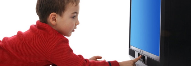 Un niño enciende la televisión