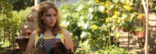 Una joven con la granja que ha preparado para abastecerse