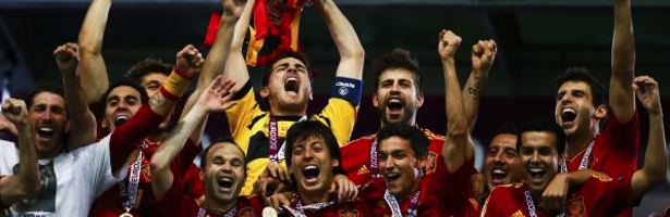La selección española tras una victoria. El capitan Iker Casillas alza la copa de la victoria