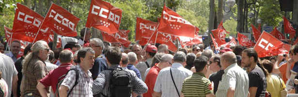 Banderas de CCOO durante una manifestación en Madrid