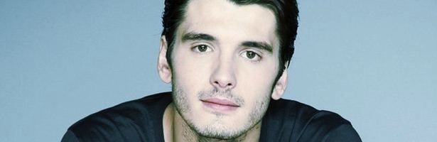 Yon González posando para una sesión de fotos