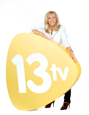 Nieves Herrero con el logo de 13tvn