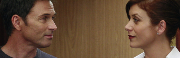 Kate Walsh y Tim Daly en una escena de 'Private Practice'