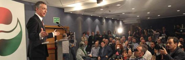 Íñigo Urkullu habla con la prensa tras ganar las elecciones en el País Vasco