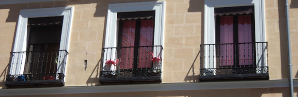 Flamencos que decoran el balcón de Alaska y Mario