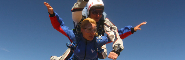 Carolina Alcázar en paracaídas