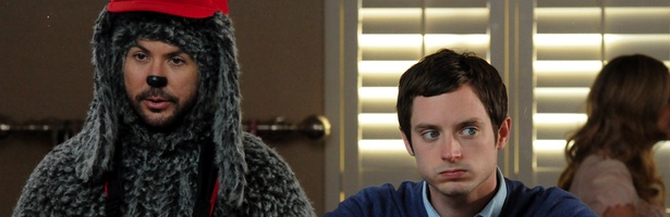 Jason Gann (el perro Wilfred) y Elijah Wood (Ryan) en 'Wilfred'