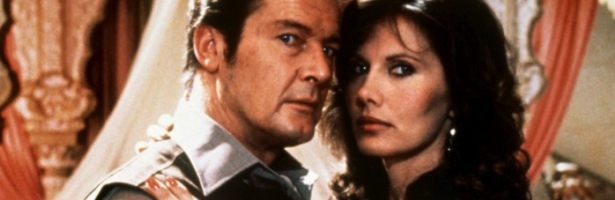 Roger Moore y Maud Adams en 'Octopussy'