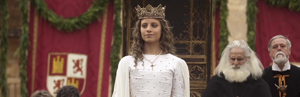 Isabel (Michelle Jenner), coronada como Reina de Castilla