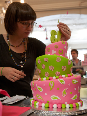 Trabajando en una de las tartas de 'Charly's Cake Angels'
