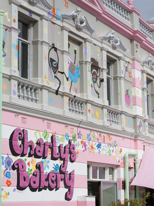 Fachada de la pastelería de Charly