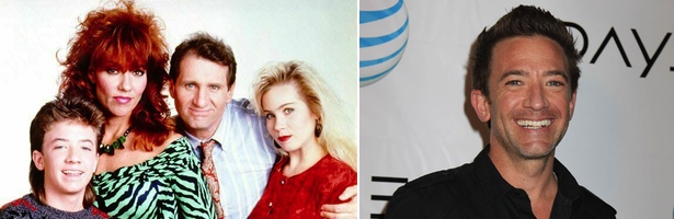 A la derecha, David Faustino en 'Matrimonio con hijos'. A la izquierda, el actor en la actualidad