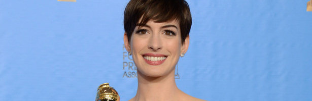 Anne Hathaway recogió el Globo de Oro a la Mejor Actriz de Reparto por "Los Miserables"
