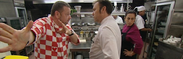 Alberto Chicote en la cocina de "El bodegón"