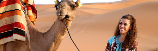 Raquel Sánchez Silva con un camello en 'Expedición Imposible'
