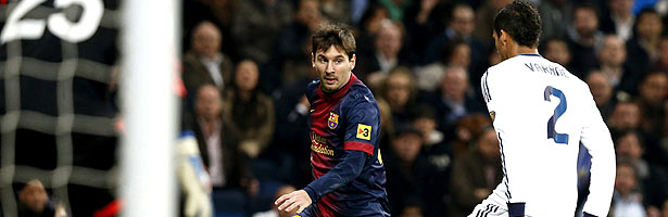 Lionel Messi con el balón ante el defensa del Real Madrid Raphael Varane <span>Efe</span>