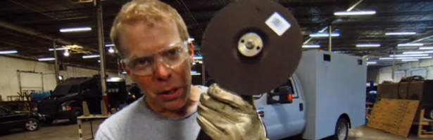 McCalmont, con uno de los instrumentos que empleará para partir las cosas