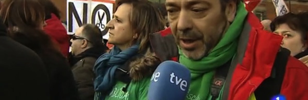 En las entrevistas del reportaje, sí se mostró el logotipo de TVE en el filtro antiviento del micrófono