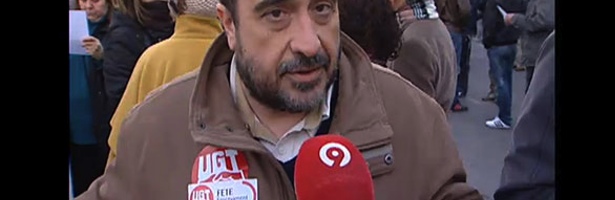 Entrevista en la manifestación del 23F para el informativo de Canal 9, donde se ve el logotipo del canal en el micrófono