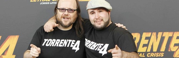 Santiago Segura y Kiko Rivera con las camisetas de "Torrente 4"