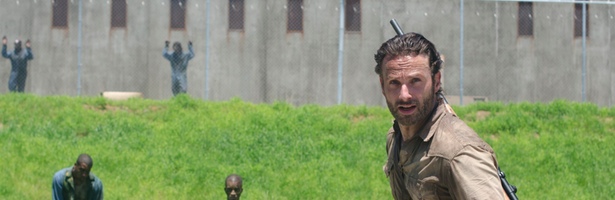 Rick Grimes rodeado de zombies en la prisión, en 'The Walking Dead'