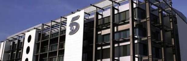 src="https://www.formulatv.com/images/noticias/30000/30056/1.jpg##300##300"/><p></p></div>La CMT es la encargada de gestionar, liquidar y recaudar de "aportación" y ha sido precisamente este organismo público el que ha determinado que Mediaset España debe 144.728,17 euros (más 7.128 euros en concepto de intereses de demora); y laSexta, 396.614 (más 20.545 euros por intereses de demora, igualmente). </p><p>Al parecer, se trata de unas cantidades adicionales a lo que ambas empresas ya abonaron en 2011 para financiar RTVE, según varias resoluciones del consejo de la CMT fechadas en marzo de este año, a las que ha accedido Europa Press.</p><p>Ambas compañías descontaron algunos de sus ingresos que no tenían que ver con la publicidad. Así, la CMT calcula que Mediaset descontó 4,58 millones de euros de la base de ingresos que debería haber utilizado para calcular su aportación. En el caso de laSexta, la diferencia entre la base de ingresos que utilizó la compañía y la que correspondía fue de 13,2 millones de euros.</p><h2 class='vh4'>Las justificaciones de ambas empresas</h2><p>Mediaset España defiende la decisión que tomó porque entiende que "la aportación a la financiación de la Corporación RTVE se debe cuantificar en función al beneficio que provoca, a los sujetos obligados, que la CRTVE deje de emitir publicidad". Así, según la interpretación del grupo de Fuencarral, "quedarían excluidos de la base imponible de la aportación cualesquiera otros ingresos obtenidos por los sujetos obligados en razón de su actividad". </p><p>Y sentencia: "No tiene ningún sentido gravar o computar dentro de la base imponible aquellos otros ingresos de los sujetos pasivos que nada tienen que ver con dicha actividad publicitaria".</p><p><div class="imgnctxt"><img loading="lazy" alt=