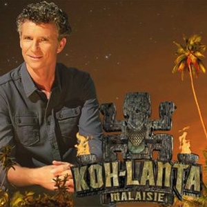 Presentador del programa, Denis Brogniart, junto al logo del mismo