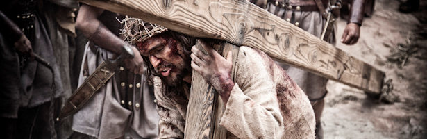 Jesús lleva la Cruz en la que morirá en 'La Biblia'