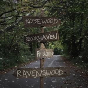 Cartel señalizador de 'Ravenswood' y 'Rosewood'
