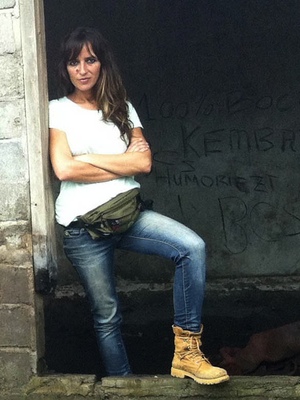  src="https://www.formulatv.com/images/noticias/30300/30311/1.jpg##615##200"/><p></p></div> </p><p><b>¿Hay más casos de vocaciones en el programa?</b></p><p>Hemos conocido también casos de vocación religiosa: un matrimonio de 32 años con siete niños, el mayor tiene 7 años, se ha ido a vivir a Siberia, sin trabajo y sin nada, a buscarse la vida y a dar ejemplo de familia feliz viviendo a 40 ºC bajo cero. Y no se han ido a una capital, sino a un pueblo perdido, donde llegamos a rozar los 46 ºC bajo cero. </p><p>El momento de estos padres vistiendo a esos siete niños, poniéndoles tres o cuatro capas de ropa, llevándoles al colegio en trineo... No puedes estar en la calle más de cinco minutos porque te congelas. Pues es horrible y, además, viviendo en unas condiciones duras. Él ha conseguido un trabajo de conductor, pero tenía en Barcelona un buen puesto: ganaba 3.000 euros al mes y lo dejó todo. Ahora le pagan 500 euros. </p><p><b>Es lo que veremos este domingo...</b></p><p>Sí, ellos son unos de los protagonistas del primer programa. Hay más. Nosotros en cada programa mostramos una zona diferente del mundo: lugares inhóspitos, complicados, donde la vida es muy difícil. Dentro de cada zona, hacemos una ruta para conocer más o menos toda la zona. Hacemos una ruta a veces en coche, a veces en tren, a veces en barco... y en cada ciudad a la que llegamos conocemos uno o dos españoles; con lo cual, en cada programa, conocemos la historia de seis o siete españoles.</p><blockquote>"Será difícil competir contra 'Salvados' porque es un programón"</blockquote><p><b>¿Cuántos programas habéis grabado ya?</b></p><p>Seis, la primera temporada completa.</p><p><b>¿Podría haber una segunda temporada?</b></p><p>Eso depende de la cadena. Imagino que si conseguimos llegar a las expectativas que Mediaset España pide, seguramente sí. Cuatro está contenta con el resultado de lo que hemos hecho hasta ahora y han demostrado confianza plena poniéndonos en esa franja [21:30-22:30h]. Los domingos peleamos contra <a href="https://www.formulatv.com/personas/el-follonero/">Jordi Évole</a>, sustituimos a '<a href="https://www.formulatv.com/programas/palabra-de-gitano/">Palabra de gitano</a>', que también ha funcionado muy bien, yo creo que la cadena nos ha mostrado toda su confianza.</p><p><b>¿Cuáles son las expectativas de la cadena con este programa?</b></p><p>No sé. Imagino que los directivos querrán que hagamos lo que ha hecho 'Palabra de gitano'. Todos queremos hacer mucho, ¿no?</p><p><b>¿Qué te parece competir contra 'Salvados'?</b></p><p>'<a href="https://www.formulatv.com/programas/salvados/">Salvados</a>' es un programón, es un programón y es difícil, claro, porque gusta mucho. Pero vuelvo a 'Palabra de gitano': este programa ha conseguido funcionar y enganchar a la gente y nosotros vamos a intentarlo también; a nuestra forma, pero vamos a intentarlo.</p><p><b>¿De esas seis zonas que has visitado, tú serías capaz de vivir en alguna de ellas?</b></p><p>No, no, no... , además es que lo he pasado tan mal en cada una de ellas.... son todas tan intensas que te agotan, te agotan. Eso es lo que más me sorprendía: ver la capacidad de adaptación que han tenido los españoles que están ahí. Es de quitarse el sombrero, de verdad, ha sido muy muy intenso. Yo cuando llegaba a España de cada viaje, respiraba y decía 'por favor, cómo estamos aquí de bien'. A pesar de todo: del paro, de la crisis, de que nos están desahuciando.... A pesar de todo eso, vivimos bien... bien, entre comillas, cuando has visto cómo viven en otros sitios. </p><p><b>¿Has llegado a pensar, cuando estabas en esas zonas, 'qué hago yo aquí'?</b></p><p>Pues sí, sí. En México sobre todo. Cada día lo pensaba. En México estuvimos grabando en una discoteca con una chica española que trabaja allí como 'disc jockey', que además mataron a su padre en México porque le extorsionaron, él se negó y... Era catalán, mantuvo un negocio de parking y le mataron. Ella decidió quedarse porque estaba empezando a funcionar en México muy bien como 'disc jockey' y estuvimos grabando con ella en una discoteca. A los dos días entró un grupo armado y acribilló a once chavales de 18 y 19 años. Y cuando lo leí en el periódico.... la piel de gallina.</p><p>Luego, esa noche, nada más llegar a Ciudad Juárez, te daban normas: te decían 'no mires a nadie a los ojos; no discutas si tienes un problema con el coche; si echáis gasolina, dejad el motor encendido por si tenéis que salir corriendo....'. Una noche llegábamos de una grabación, nos llevó un conductor, y se nos pararon unos coches al lado. Y nos dijo él: 'Por favor, ahora no miren por la ventanilla. Bajen la mirada'. Y yo me quería morir; decía '¿qué coño hago yo aquí?'. Cuando se fueron, nos dijo el conductor que debían de ir buscando a alguien con nuestro mismo vehículo, pero que habían tenido la delicadeza de mirar antes de dispararnos.... Cuando llegué al hotel, dije 'no sé si volver a España corriendo'.</p><blockquote>"Durante las grabaciones, a veces pensaba '¿qué hago yo aquí?'"</blockquote><p><b>¿Cuánto tiempo tuviste que pasar en Ciudad Juárez?</b></p><p>En Ciudad Juárez, cinco días. En total, en México, estuvimos trece días. Nos repartimos: vamos haciendo las rutas, con lo cual a lo mejor en cada ciudad estamos dos o tres días. En Ciudad Juárez estuvimos un poquito más porque había muchísimo que contar.</p><p><b>¿Es lo habitual en '¿Qué hago yo aquí?' pasar trece días en cada país que visitáis?</b></p><p>Diez u once días, que condesamos en una hora de programa.</p><p><b>¿Va a ser un programa similar a otros como 'Españoles en el mundo' o 'Callejeros viajeros'?</b></p><p>No, no tiene nada que ver. El programa es muy cañero y al ir haciendo una ruta por la zona, yo hago un poco de hilo conductor; a mí entre personaje y personaje me van sucediendo historias, en los recorridos de ciudad a ciudad. Y vemos muchísimas cosas diferentes; todo lo que a mucha gente le gusta ver pero de lejos. A nadie le gustaría estar en Ciudad Juárez, pero te gusta verlo desde la televisión. Creo que vamos  a ver cosas que no hemos visto en ningún otro programa. Los familiares que lo han visto, la sensación que tienen una vez que han terminado de ver cualquiera de los seis programas es 'tengo un nudo en el estómago'.  </p><p><b>¿Y qué más hace diferente a este programa con respecto a otros de viajes?</b></p><p>Cuando terminas de ver '<a href="https://www.formulatv.com/programas/espanoles-en-el-mundo/">Españoles en el mundo</a>' o '<a href="https://www.formulatv.com/programas/callejeros-viajeros/">Callejeros viajeros</a>', dices 'yo quiero ir a ese sitio, quiero ir de vacaciones ahí' y te apuntas direcciones y miras hasta vuelos para ir. Aquí todo lo contrario: termina el programa y dices 'qué bien estoy aquí en mi casita'.</p><p><b>Pero aun así, ¿crees que habrá espectadores que quieran ir a hacer turismo a esas zonas que mostráis en el programa?</b></p><p>Puede ser, sí, siempre hay algún loco que dice que le apetece algo diferente y lo hace. Se está poniendo muy de moda el turismo extremo. De hecho, nosotros, estando en Chernóbil, coincidimos con grupos que estaban haciendo turismo allí. A Ciudad Juárez no creo que fueran; allí ya te juegas la vida en serio. En Siberia también nos encontramos con turistas porque, a pesar de que se pasa muy mal, es bonito. Hay españoles que dicen que van a cambiar su vida y van a probar a ver qué tal y si son capaces de sobrevivir. Y lo consiguen y encima forman allí su hogar, que es lo sorprendente.</p><blockquote>"Se está poniendo muy de moda el turismo extremo, como ir a Chernóbil"</blockquote><p><b>Hablabas del peligro que corriste en Ciudad Juárez. ¿Temes que te critiquen por involucrarte demasiado como periodista o que lo hagas para aumentar la audiencia?</b></p><p>No, todo lo hacemos con sensatez. En ningún momento se va a ver que nosotros nos juguemos la vida. Otra cosa son las historias que nos cuentan los personajes; pero nosotros jugarnos la vida, no. De hecho, a lugares en guerra no vamos, guerras oficiales... tan locos no estamos.</p><p><b>Durante todo este tiempo que estabas fuera de casa, ¿cómo compaginabas tu vida laboral con tu vida social y personal? ¿Cómo lo has llevado?</b></p><p>Haciéndote a la idea de que esos once días que estás fuera de casa, estás fuera de casa y estás dedicada exclusivamente al trabajo. Luego cuando llegas, intentas aprovechar al máximo, y la verdad es que lo disfrutas mucho más porque como has echado tanto de menos todo, pues lo valoras mucho más. Pero desde luego que vida social en los viajes, ninguna, cero.</p><p><div class="imgnctxti"><img loading="lazy" alt=