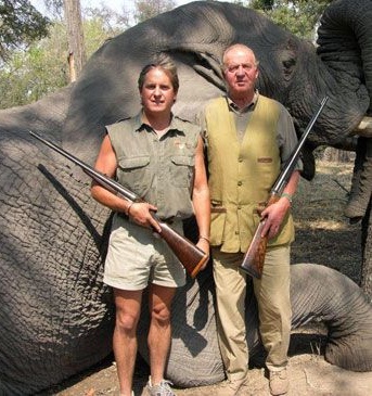 El Rey Juan Carlos cazando elefantes