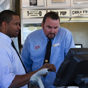 John, aprendiendo de su empleado