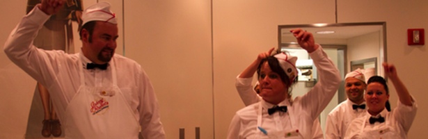 Los empleados le enseñan al jefe a bailar