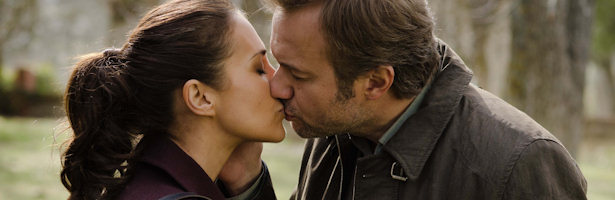 Lucía y Miguel se besan en el final de la tercera temporada de 'Gran Reserva'