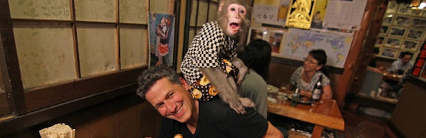 Un mono camarero sirve a Bob Blumer en 'Los restaurantes más frikis'