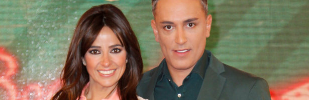 Carmen Alcayde y Kiko Hernández, presentadores de 'Las bodas de Sálvame'