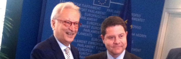 Emiliano García-Page junto con Hannes Swododa, presidente del Grupo Socialista en el Parlamento Europeo