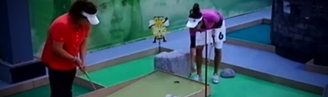 Desirée y Sonia en el minicampo de golf tratando de superar la prueba