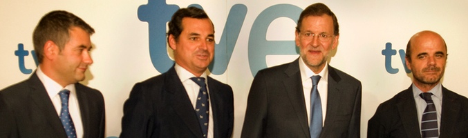 El presidente del Gobierno, Mariano Rajoy, junto con los directivos de RTVE en 2012