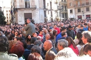 Manifestantes en la Plaza de la Vírgen (Valencia)