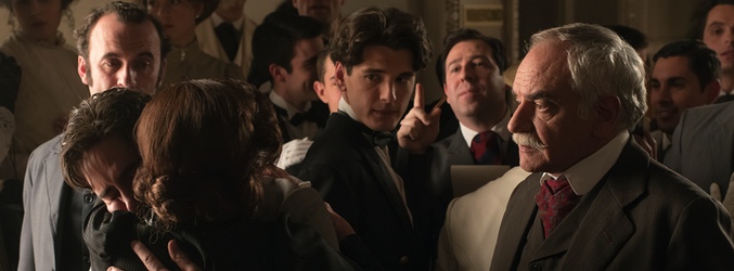 Doña Ángela se despide de Andrés cuando este se entrega a la policía por la muerte de Belén