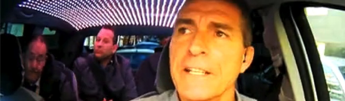 Manolo Sarriá con los concursantes en el taxi