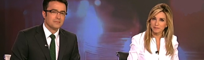 Marta Jaumandreu y Marco López durante la edición del informativo