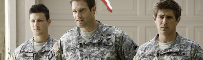 Parker Young, Geoff Stults y Chris Lowell en 'Enlisted'